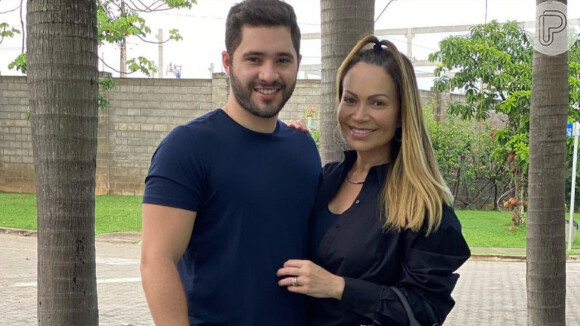 Solange Almeida e Monilton Moura se casaram no civil em novembro de 2020, revela a colunista Fábia Oliveira, do jornal 'O Dia', nesta quinta-feira, 10 de junho de 2021