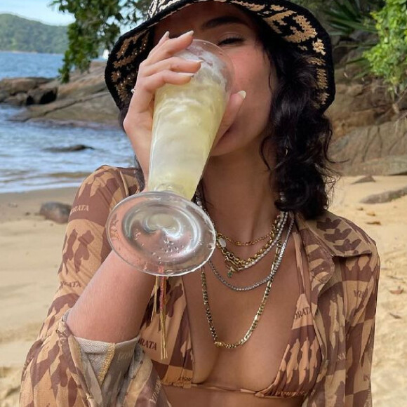 Bruna Marquezine alia biquíni asa-delta estampado e bodychain em look praia. Aos detalhes!
