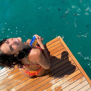 Bruna Marquezine escolheu biquíni com modelagem asa-delta