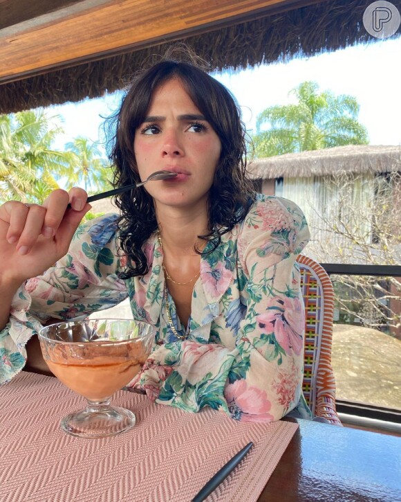 Bruna Marquezine brinca sobre visual em viagem: 'Bochechas coradas'