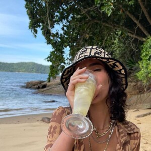 Bruna Marquezine escolheu biquíni Inamorata em tons terrosos