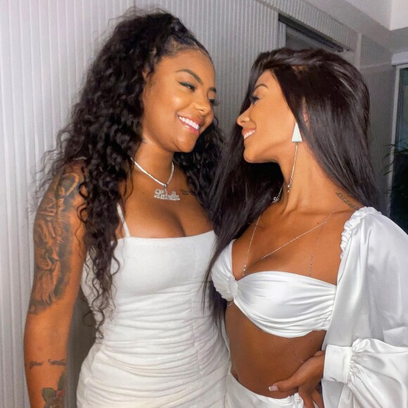 Ludmilla e Brunna Gonçalves apostaram em looks brancos para a cerimônia