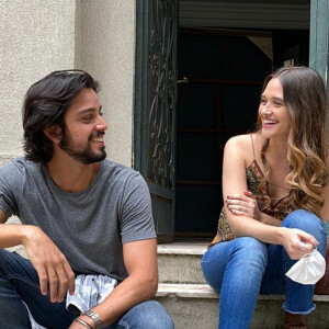 Novela 'Salve-se Quem Puder': Alejandro (Rodrigo Simas) vai jantar com Luna (Juliana Paiva) na casa de Ermelinda (Grace Gianoukas)