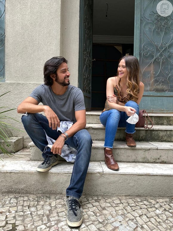Novela 'Salve-se Quem Puder': Alejandro (Rodrigo Simas) vai jantar com Luna (Juliana Paiva) na casa de Ermelinda (Grace Gianoukas)