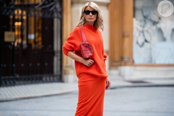 O vestido de tricot tem sido a aposta das fashionistas no street style