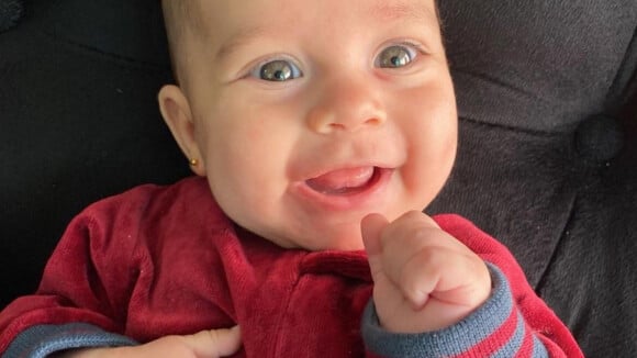Camilla Camargo posta foto da filha ao comemorar seus 3 meses e beleza da bebê encanta web