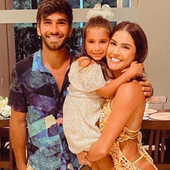 Deborah Secco revela que gosta de passar tempo de qualidade com a família nas férias