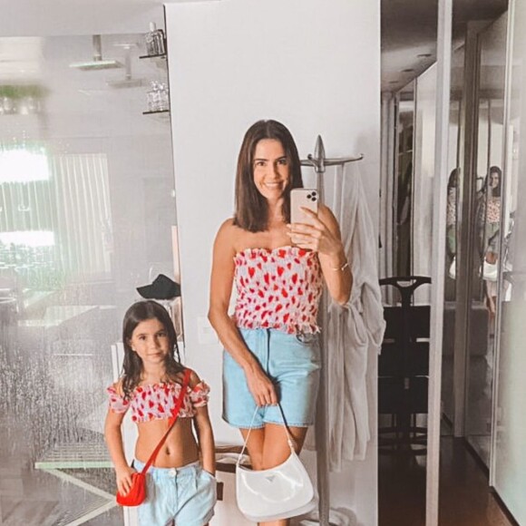 Deborah Secco e filha Maria Flor são super grudadas combinam looks para sair
