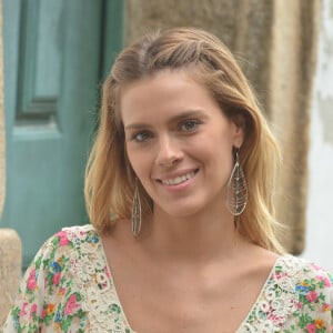 Carolina Dieckmann apostou em biquíni com pegada retrô em foto