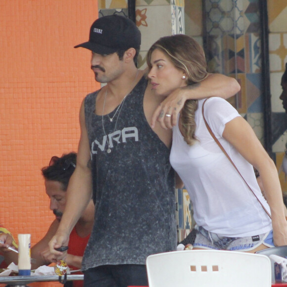 Grazi Massafera e Caio Castro apareceram juntinhos em fotos postadas pelo ator