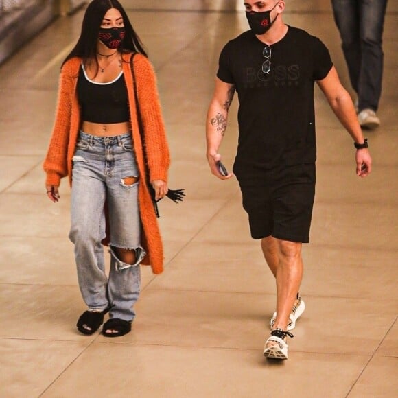 Aline Riscado e Arthur Picoli foram visto juntos em shopping