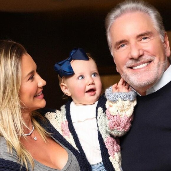 Ana Paula Siebert escolhe look de frio com boina e trench coat para filha, Vicky: 'Fofura'