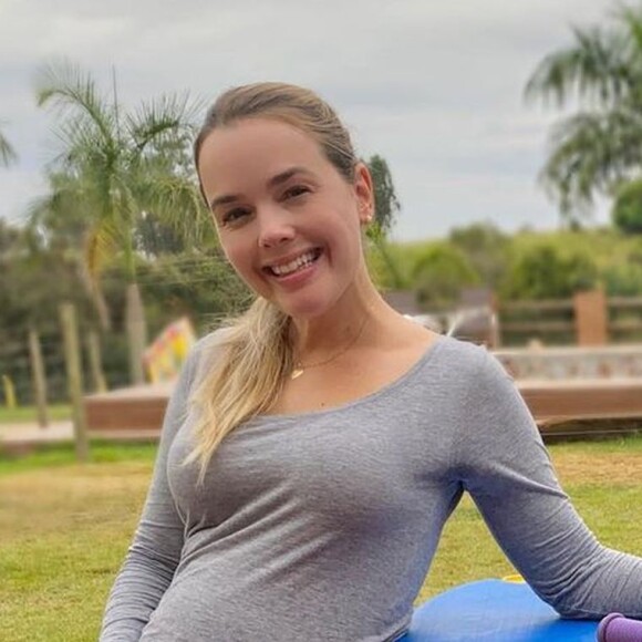 Thaeme Mariôto mostrou sua barriga com 27 semanas de gravidez