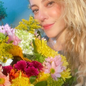 Paolla Oliveira posou com buquê de flores no Instagram