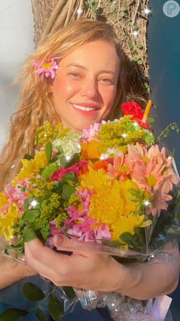 Paolla Oliveira indicou que havia recebido flores de uma amiga com marcação em foto