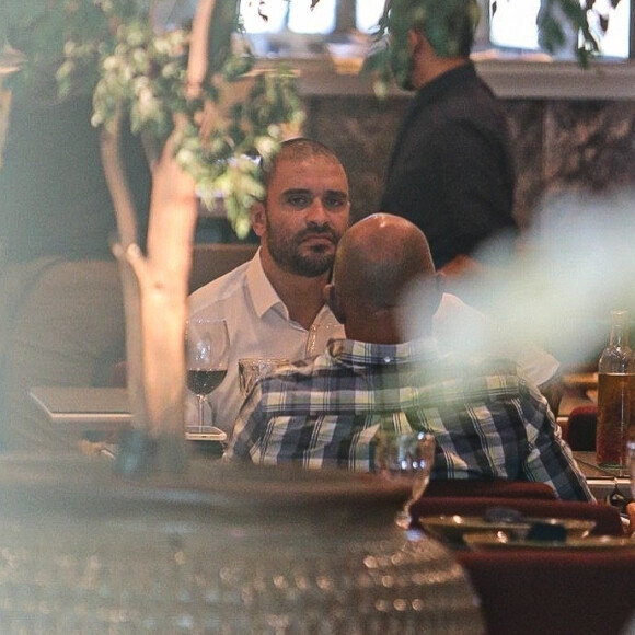 O cantor Diogo Nogueira foi fotografado em shopping na Barra da Tijuca