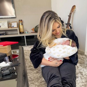 Virgínia Fonseca está fazendo tratamento para estrias e celulites