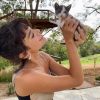 Bruna Marquezine e Enzo Celulari adotaram juntos uma gatinha, que sempre aparece com a atriz em fotos e vídeos