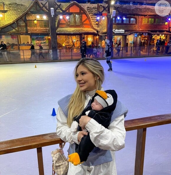 Virgínia Fonseca vestiu a filha, Maria Alice, de pinguim ao visitar o Snowland, em Gramado