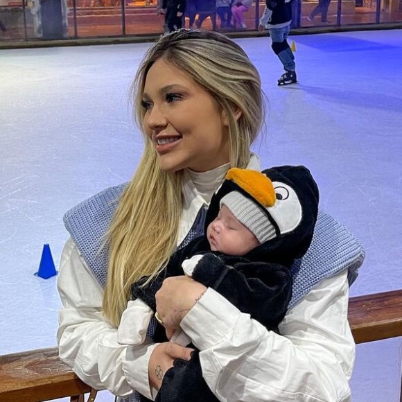Virgínia Fonseca vestiu a filha, Maria Alice, de pinguim ao visitar o Snowland, em Gramado