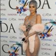 Rihanna usa look todo transparente em CFDA Awards, em 2014