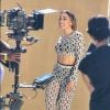 Anitta usa conjunto retrô com transparência em gravação de comercial