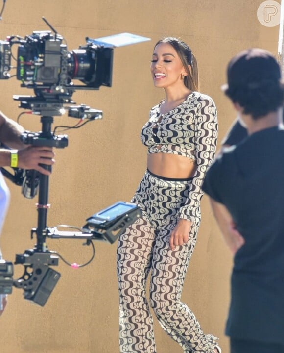 Anitta usa conjunto retrô com transparência em gravação de comercial