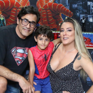 Luciano Szafir em foto com a mulher, Luhanna Melloni, e o filho David