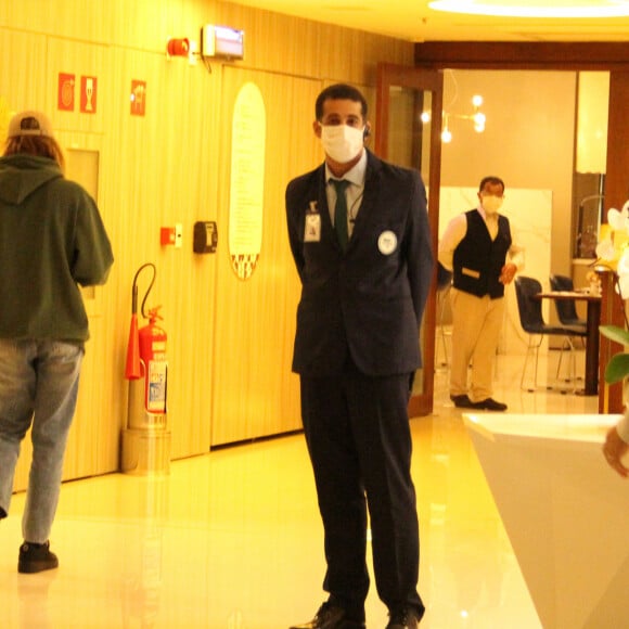 Sasha Meneghel usa jeans e moletom para visitar Luciano Szafir em hospital