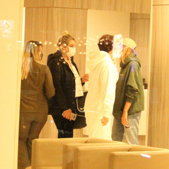 Sasha Meneghel e o marido, João Figueiredo, visitam Luciano Szafir após extubação