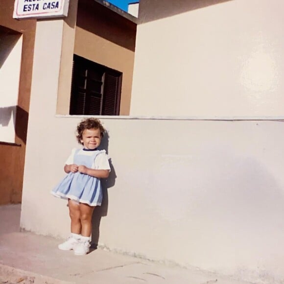 Bruna Marquezine posta comercial de quando tinha 5 anos de idade e web comenta