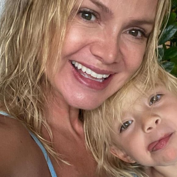 Filha de Eliana rouba cena em foto postada pelo avô: 'Manu está com a palavra'