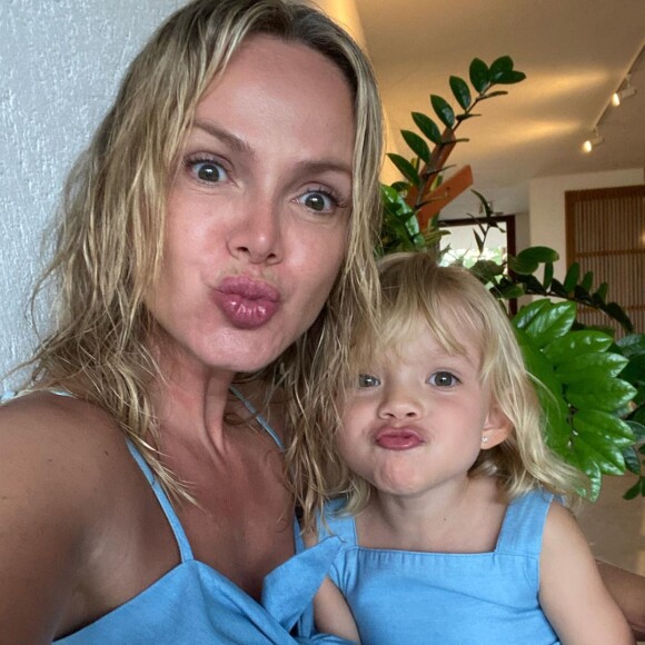 Filha de Eliana rouba cena em foto postada pelo avô paterno