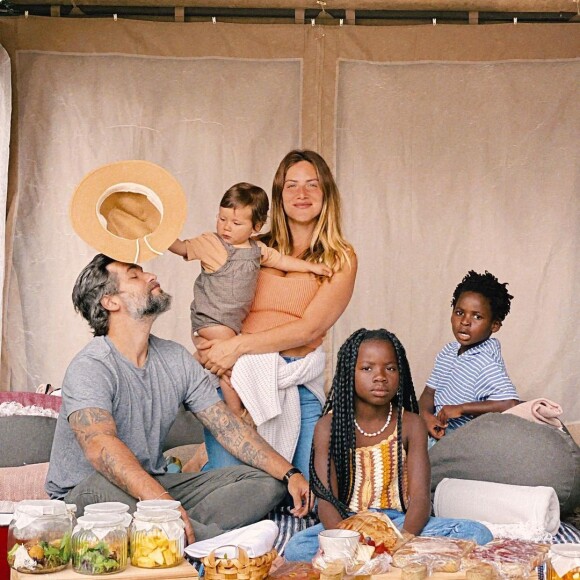 Giovanna Ewbank foi para Portugal com os filhos Títi, Bless e Zyan