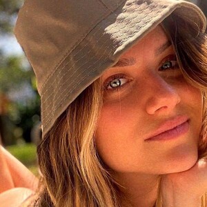 Giovanna Ewbank posou só de biquíni e pediu ajuda aos fãs sobre como usar o beachwear
