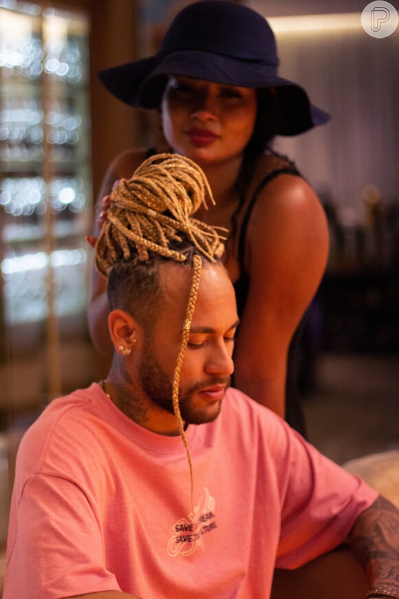 Neymar apostou em cabelo com tranças feito por Nanda Burguesinha