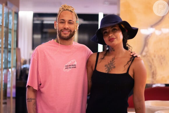 Neymar mudou visual com a trancista Nanda Burguesinha