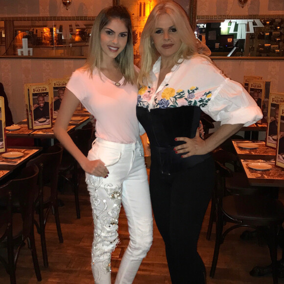 Bárbara Evans caiu na risada ao ouvir da mãe, Monique, que tatuagem era mico