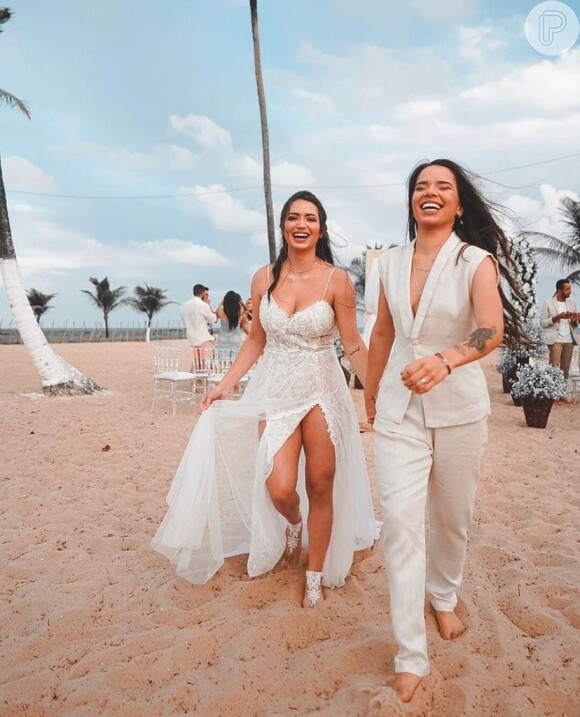 Sertaneja Maria Clara e a modelo Fernanda Aguiar se casaram em praia paradisíaca