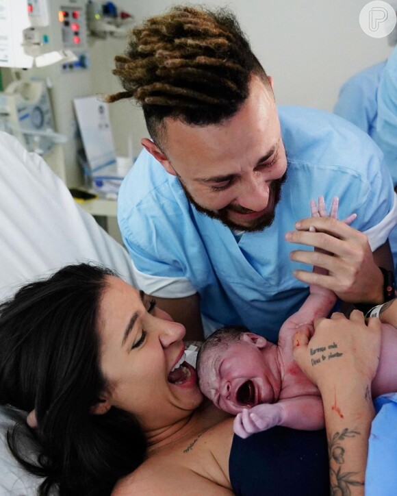 Noivo de Bianca Andrade, Fred exibe foto do bebê Cris em casa aos 5 dias de vida e faz declaração para filho