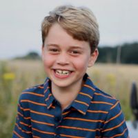 Príncipe George tem foto inédita divulgada em aniversário de 8 anos: 'Parece tanto com o William'