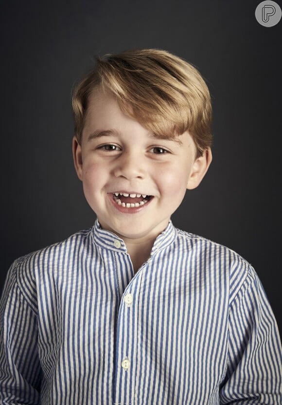 Príncipe George tem foto nova divulgada pela Família Real e semelhança com o pai e a Rainha Elizabeth impressiona