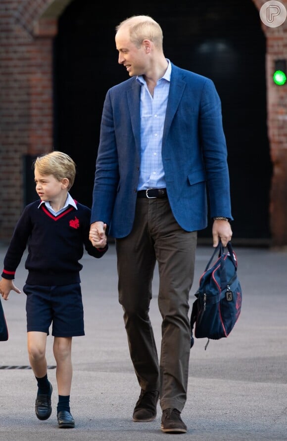 Príncipe George rouba a cena novamente em aniversário de 8 anos, ao ser comparado com Rainha Elizabeth e Príncipe William em foto inédita