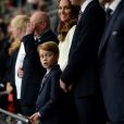  Príncipe George rouba a cena novamente após aparecer de terno em jogo de futebol, em foto inédita de aniversário de 8 anos 