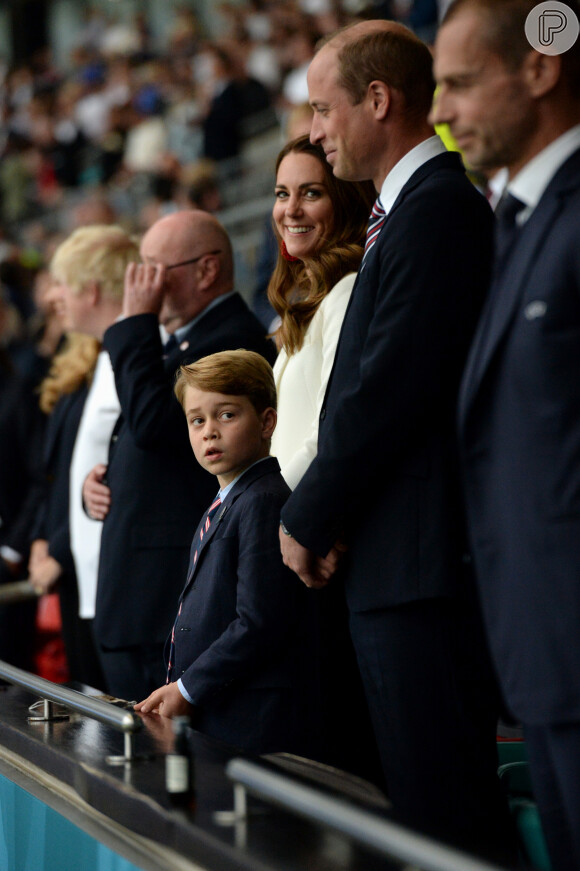 Príncipe George rouba a cena novamente após aparecer de terno em jogo de futebol, em foto inédita de aniversário de 8 anos