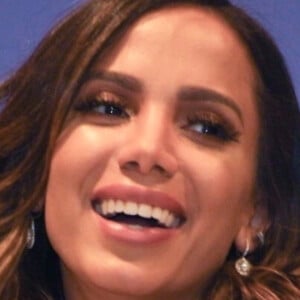 Anitta aparece com corte de cabelo ondulado em apresentação e fãs a comparam com Bruna Marquezine