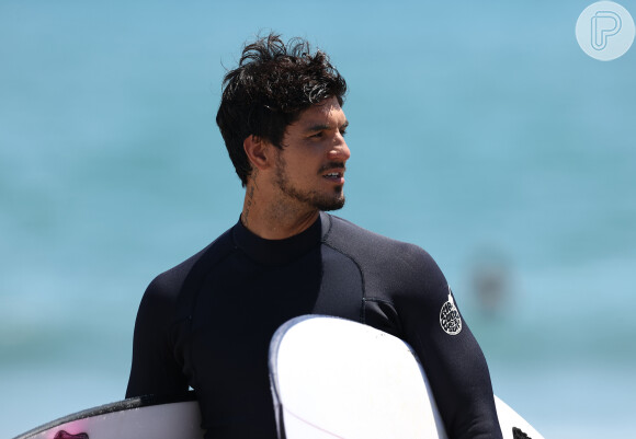 Gabriel Medina passou para final do surfe e foi parabenizado por Yasmin Brunet