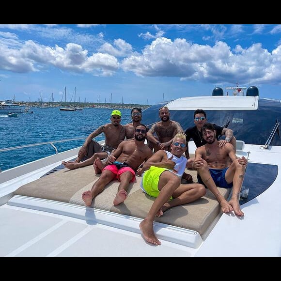 Neymar apareceu com amigos em passeio de lancha, mas não mostrou Bruna