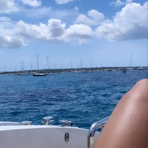 Bruna Biancardi postou stories do passeio de lancha, mas não marcou Neymar nas fotos