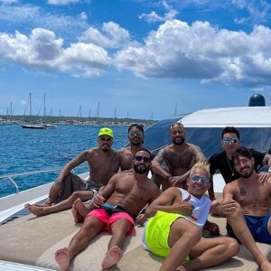 Neymar postou no feed do Instagram uma foto com os amigos no passeio de lancha, mas a influencer Bruna Biancardi não aparece